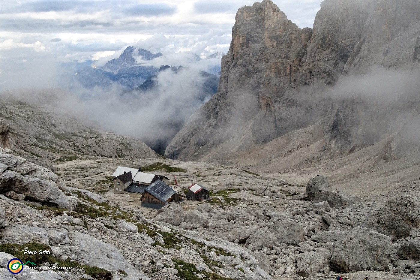 74 Dal Passo ci abbassiamo al Rifugio Mulaz (2560 m).JPG